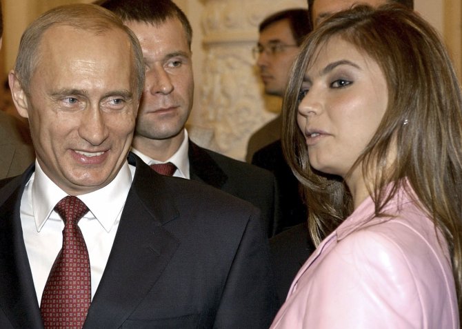 „Reuters“/„Scanpix“ nuotr./Vladimiras Putinas ir Alina Kabajeva (2004 m.)