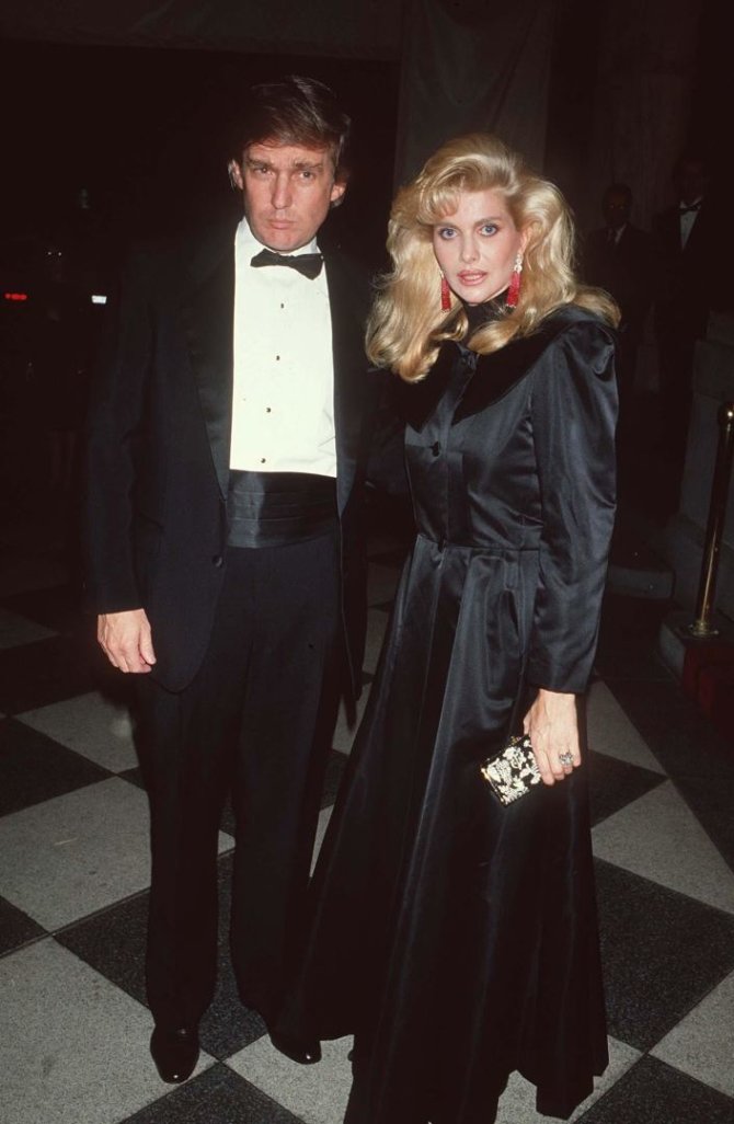 Vida Press nuotr./Donaldas Trumpas su pirmąja žmona Ivana Trump (1989 m.)