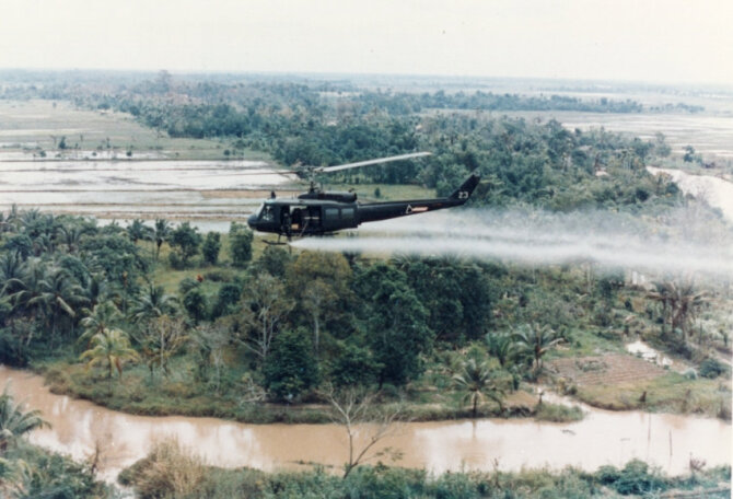 Wikimedia Commons nuotr./JAV sraigtasparnis purškia Agent Orange virš Vietnamo džiunglių
