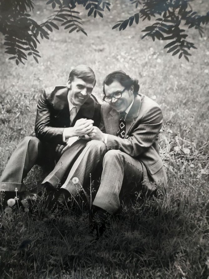 Asmeninio albumo nuotr./Leonidas Šumskis (kairėje) su Mikalojumi Noviku 1975 m.