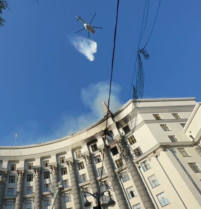 Ukrainos spec. tarnybų nuotr./Kyjive degė Ministrų Kabineto pastatas