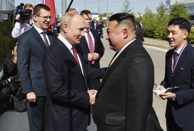 „Scanpix“/AP nuotr./Vladimiras Putinas ir Kim Jong Unas
