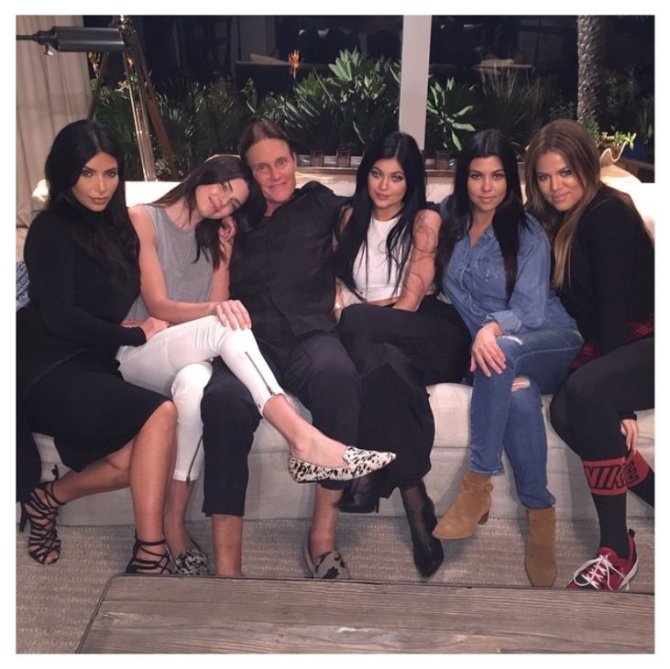 „Instagram“ nuotr./Kim Kardashian, Kendall Jenner, Bruce'as Jenneris, Kylie Jenner, Kourtney Kardashian ir Khloe Kardashian