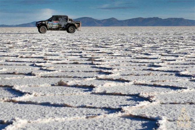 Komandos nuotr./Dakaras 2014: B.Vanago bolidas „Toyota Hilux” - didžiausioje pasaulio druskos plynėje Salar de Ujuni, Bolivijoje.