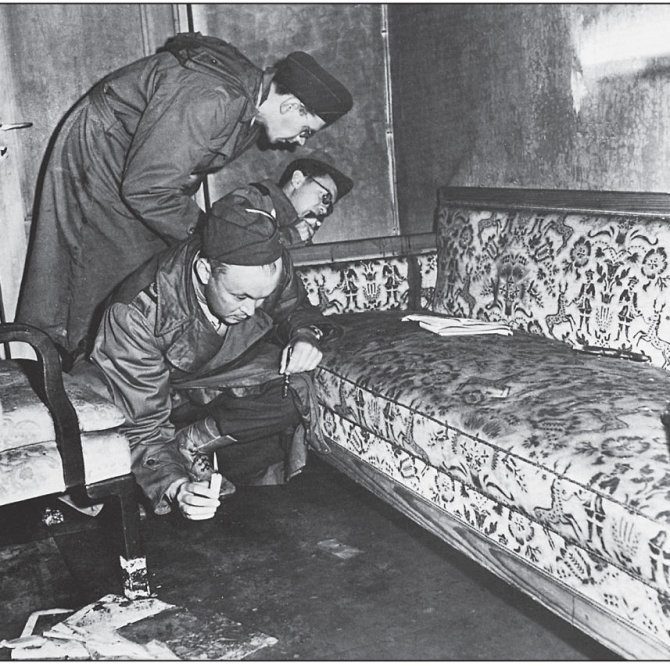 Vida Press nuotr./1945 m. birželį JAV tyrėjai prie sofos, ant kurios nusižudė A.Hitleris ir E.Braun