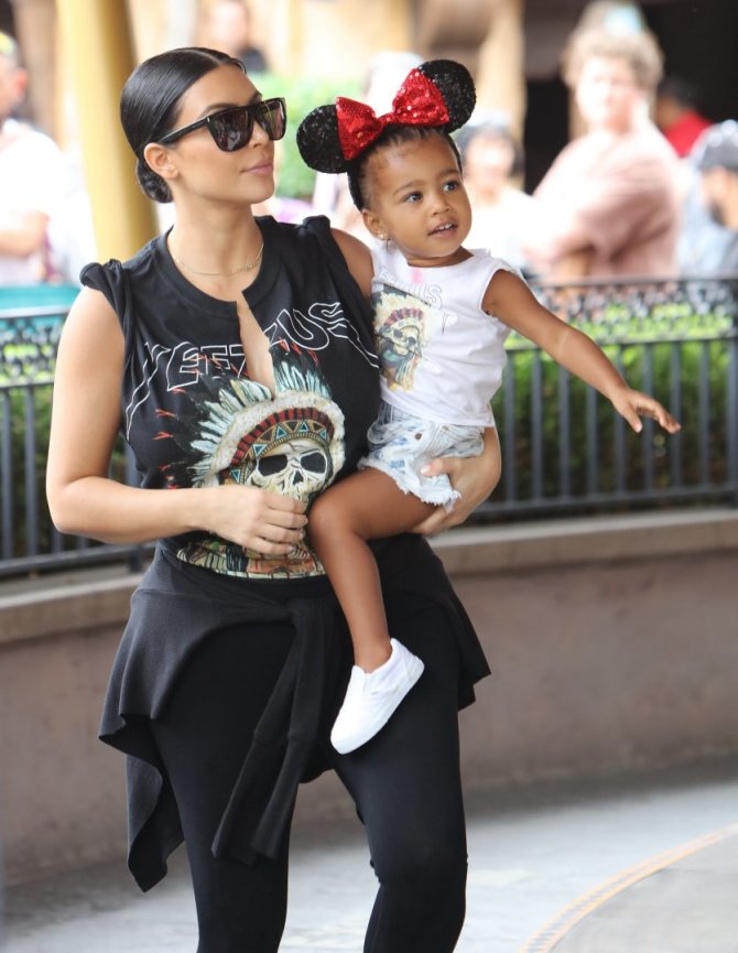 Vida Press nuotr./Kim Kardashian su dukra North