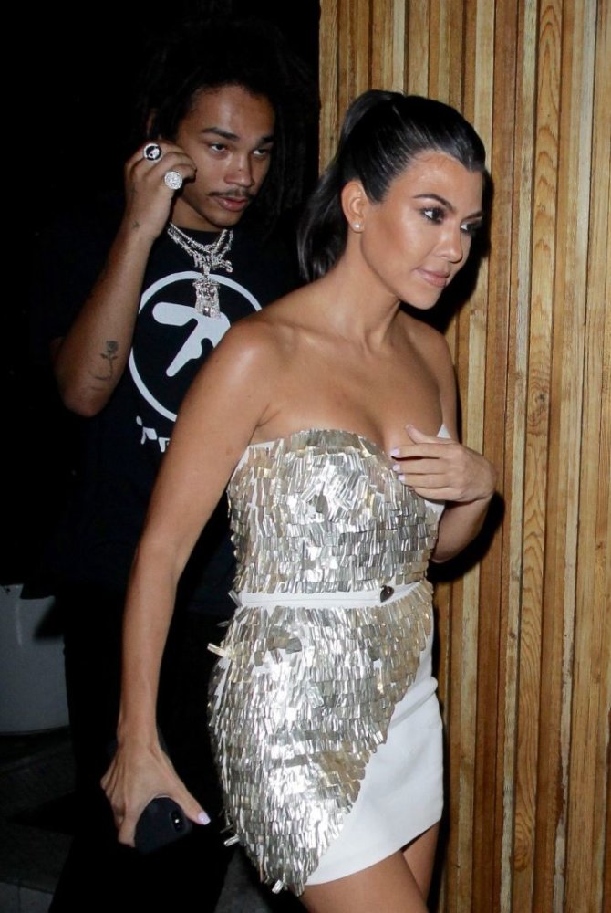Vida Press nuotr./Kourtney Kardashian ir Luka Sabbatas išeina iš restorano Los Andžele