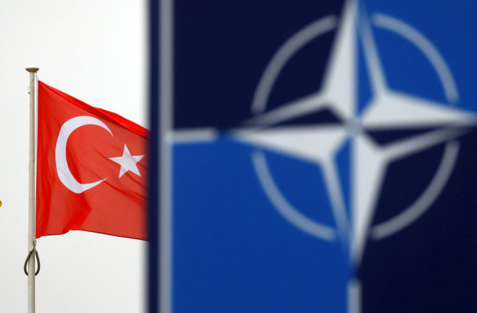 „Reuters“/„Scanpix“ nuotr./Turkijos ir NATO vėliavos