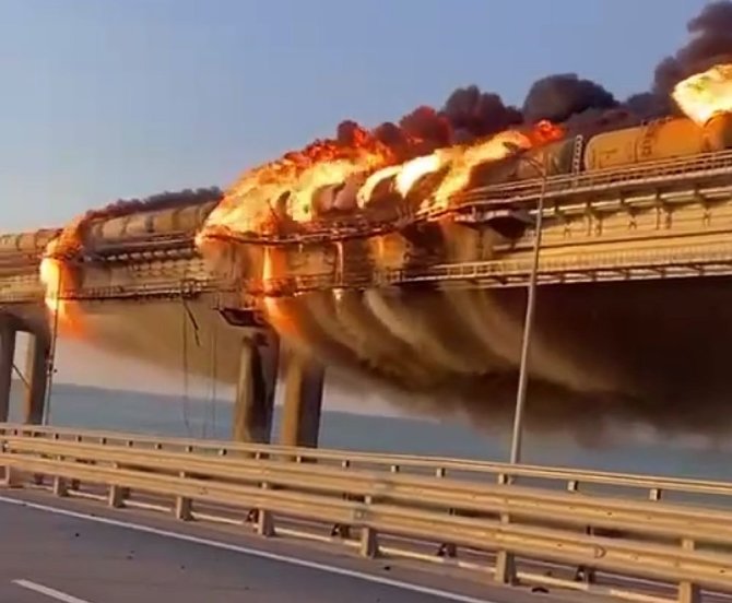 Kadras iš vaizdo įrašo/Degantis Krymo tiltas