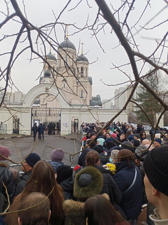Telegram/Žmonės prie cerkvės prieš Aleksejaus Navalno laidotuves