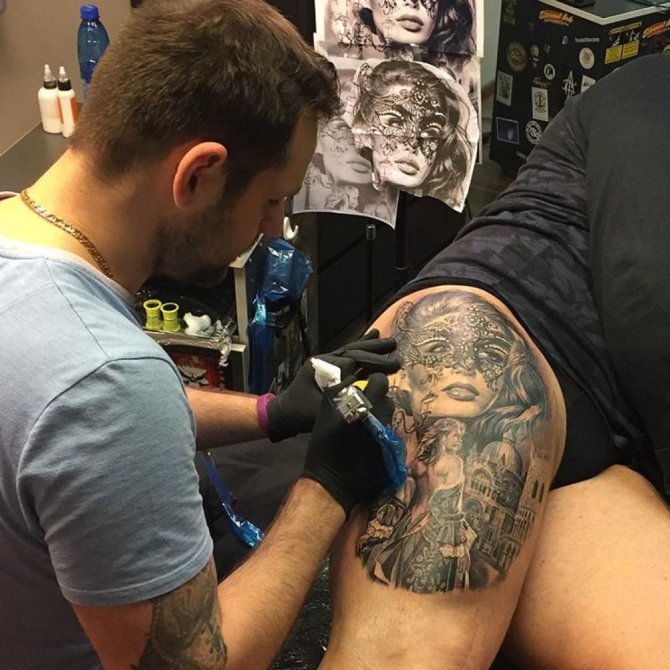 „Instagram“ nuotr./Meistras Tomas Vaitkūnas daro tatuiruotę Žydrūnui Savickui