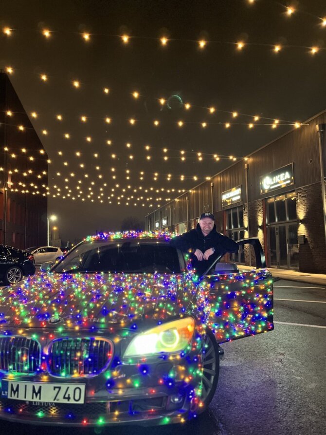 Asmeninė nuotr./„Kalėdinis“ lempučių BMW dažniausiai važinėja Klaipėdoje, bet sutikti jį galima ir kitur
