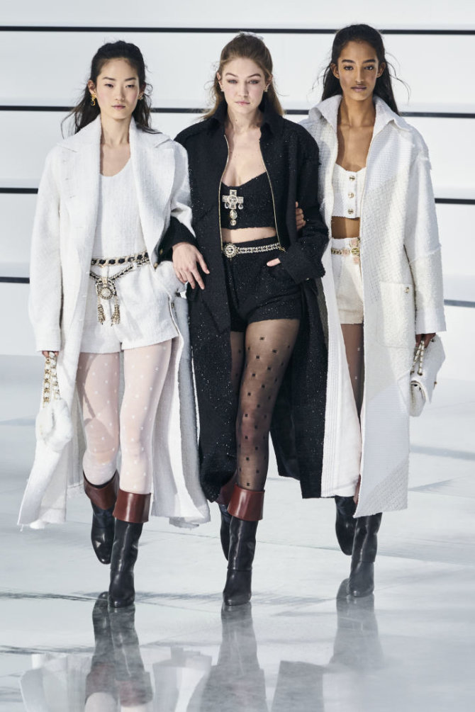 „Scanpix“/„Capital Pictures“ nuotr./„Chanel“ 2020–2021 m. rudens ir žiemos kolekcija: Gigi Hadid (centre)