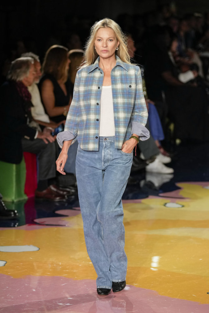 „Scanpix“/AP nuotr./„Bottega Veneta“ 2023 m. pavasario ir vasaros kolekcijos modelis: Kate Moss