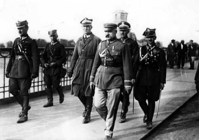 Wikimedia.org nuotr./Jozefas Pilsudskis (pirmame plane dešinėje) su kitais 1926 metų perversmo organizatoriais