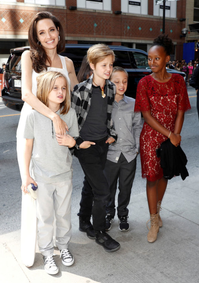 „Reuters“/„Scanpix“ nuotr./Angelina Jolie su vaikais (Vivienne - kairėje)