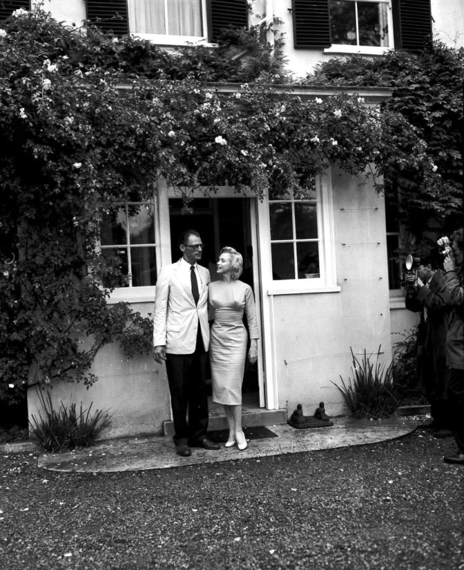 Vida Press nuotr./Kino žvaigždė Marilyn Monroe su sutuoktiniu Arthuru Milleriu Britanijoje