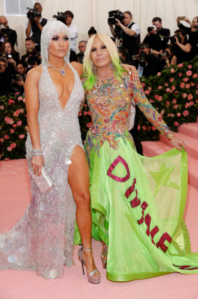 „Scanpix“ nuotr./Jennifer Lopez ir Donatella Versace