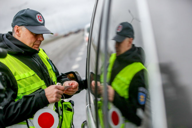 Vidmanto Balkūno / 15min nuotr./Kelių policijos dieninis reidas Vilniaus vakariniame aplinkkelyje