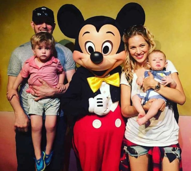 „Instagram“ nuotr./Michaelas Buble ir Luisana Lopilato su sūnumis Noah ir Elias