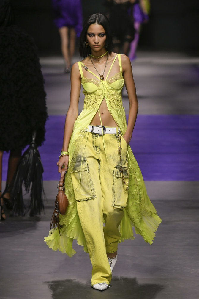 „Scanpix“/„Ik Aldama“ nuotr./„Versace“ 2023 m. pavasario ir vasaros kolekcijos modelis