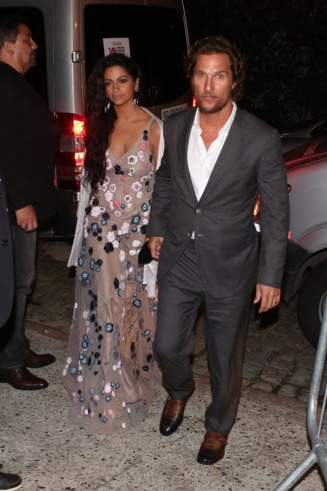 Vida Press nuotr./Matthew McConaughey su žmona Camila Alves