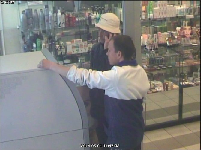 Policijos nuotr./Bankomatų vaizdo kameros užfiksavo įtariamus sukčius