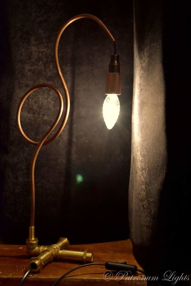 Asmeninio archyvo nuotr./Simono Balkaičio pagamintas stalinis šviestuvas