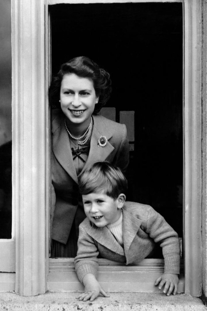 „Scanpix“ nuotr./Karalienė Elizabeth II su sūnumi princu Charlesu (1952 m.)