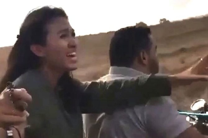 Stop kadras iš video/Noa Argamani prašo „Hamas“ teroristų jos nežudyti