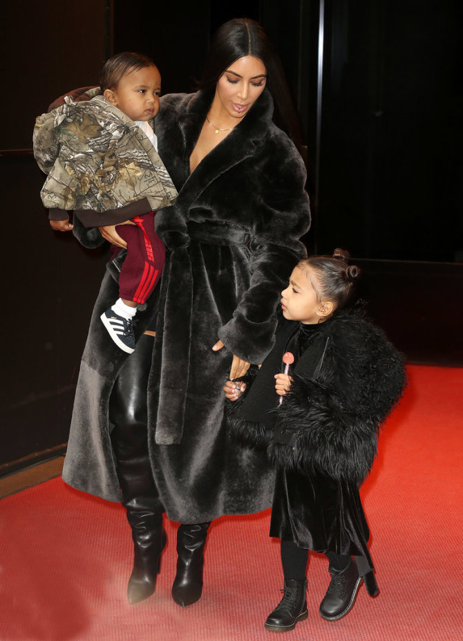 Vida Press nuotr./Kim Kardashian su vaikais North ir Saintu (2017 m.)