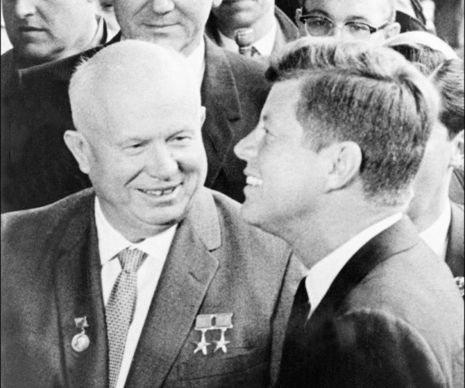 „Scanpix“ nuotr./SSRS lyderis Nikita Chruščiovas ir JAV prezidentas Johnas F.Kennedy