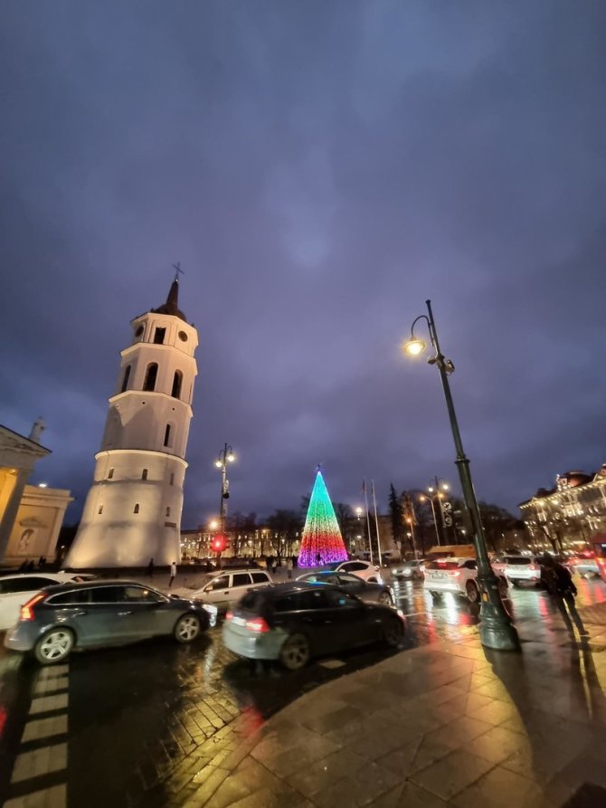 15min nuotr./Vilniaus Kalėdų eglė puošimo metu