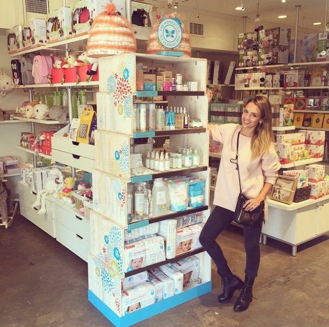 „Instagram“ nuotr./Jessica Alba prie savo produktų „Honest“ lentynos vaikiškų prekių parduotuvėje