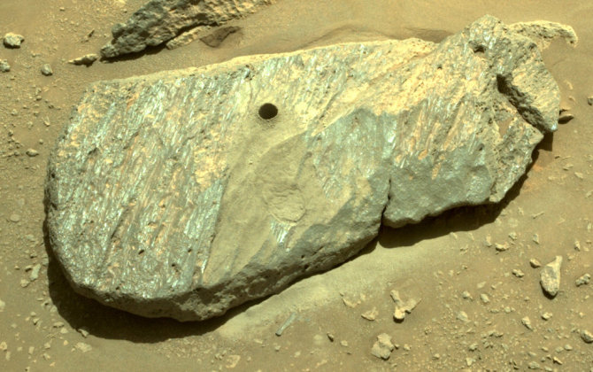 „Scanpix“ nuotr./Marso akmenyje matoma skylė – vieta, iš kurios buvo paimtas mėginys