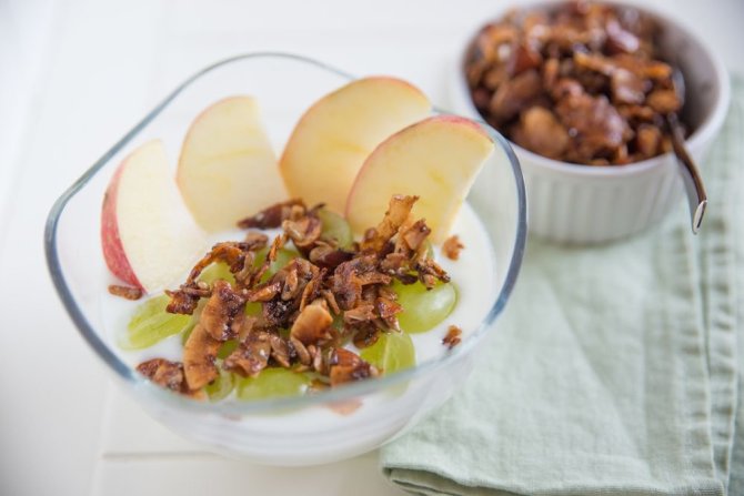 Shutterstock nuotr./Pusryčių desertas su graikišku jogurtu ir keptais obuoliais