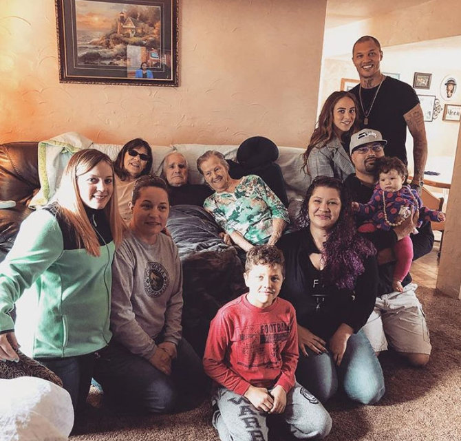 „Instagram“ nuotr./Jeremy Meeksas su šeima per močiutės gimtadienį, Chloe Green sėdi šalia jo