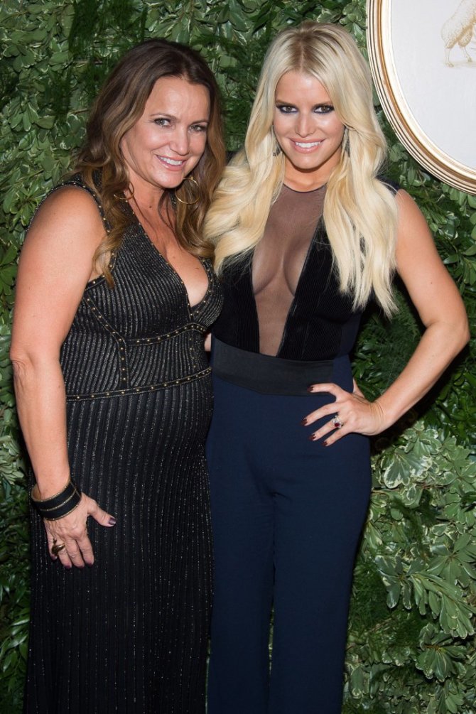 „Scanpix“/AP nuotr./Jessica Simpson su mama Tina Ann Drew