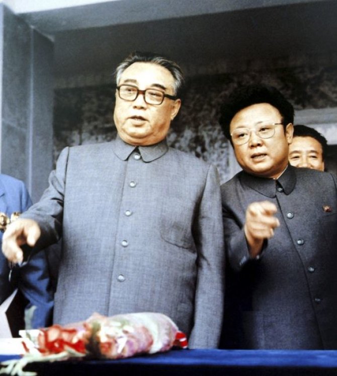 „Reuters“/„Scanpix“ nuotr./Kim Il-Sungas (kairėje), su sūnumi Kim Jong-Ilu (1983 m. rugsėjis)