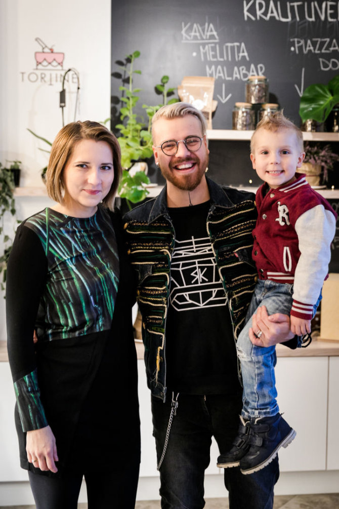 Renginio organizatorių nuotr./Robertas Kalinkinas su žmona Agne ir sūnumi