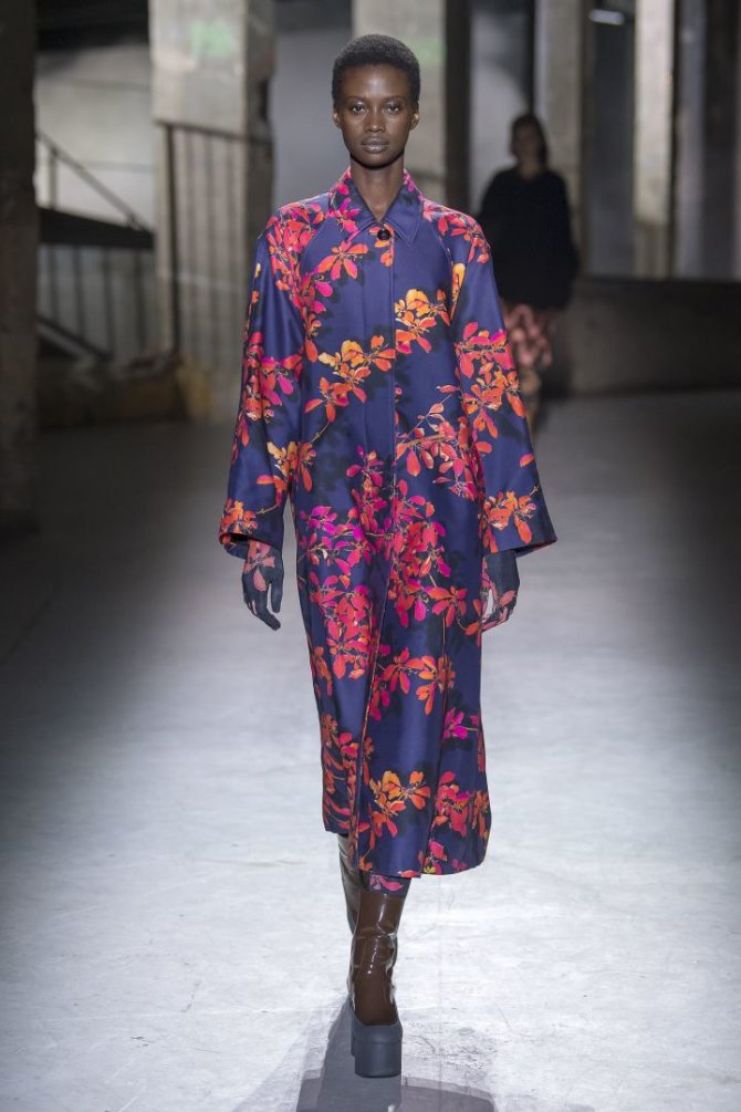 „Scanpix“/„SIPA“ nuotr./„Dries Van Noten“ 2019–2020 m. rudens ir žiemos kolekcijos modelis