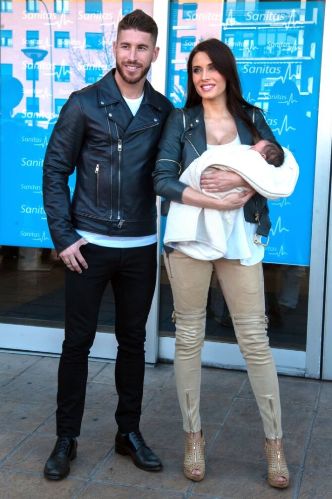 Vida Press nuotr./Sergio Ramosas ir Pilar Rubio su sūnumi Marco 