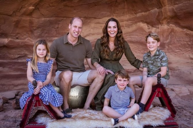 Socialinių tinklų nuotr./Kate Middleton ir princas Williamas su šeima