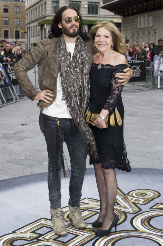 „Scanpix“/AP nuotr./Russellas Brandas su mama Barbara 2012 metais
