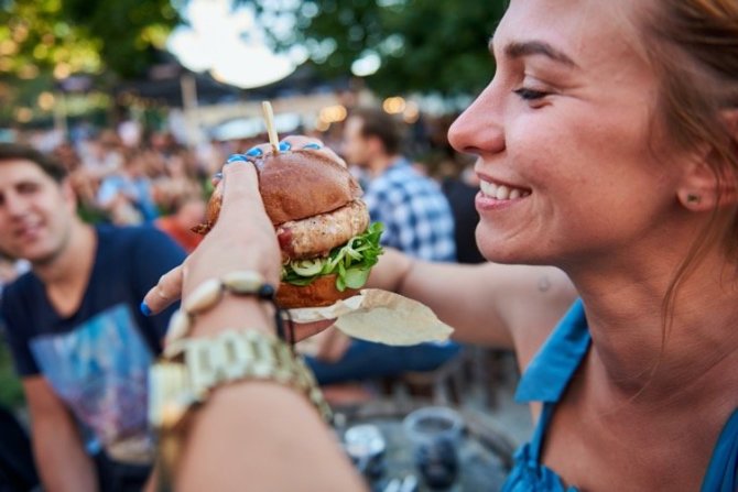 Organizatorių nuotr. /„Vilnius Burger Fest“ aukciono akimirka