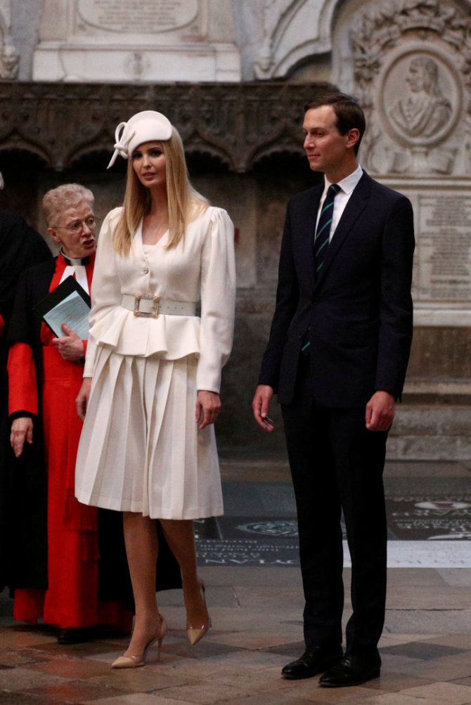 „Scanpix“ nuotr./Ivanka Trump Vestminsterio abatijoje buvo apsirengusi mados namų „Alessandra Rich“ rūbais