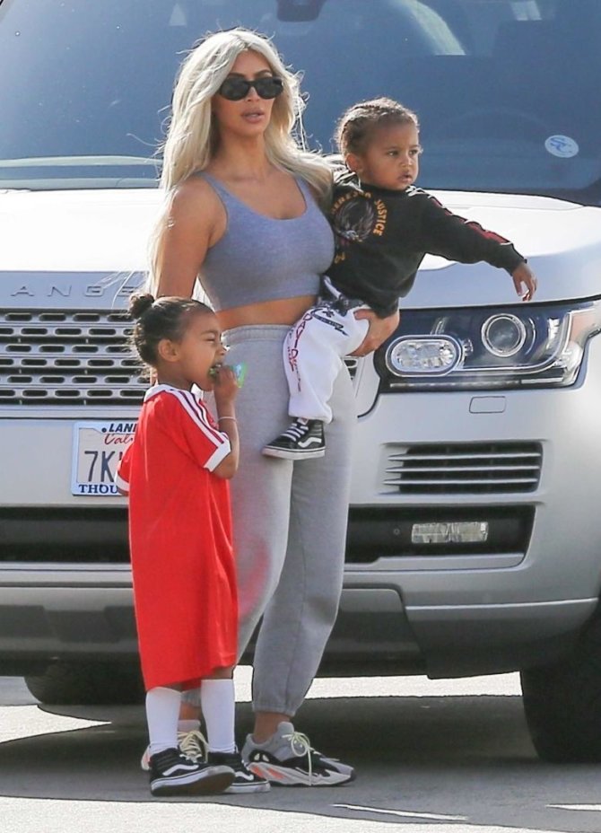 Vida Press nuotr./Kim Kardashian su vaikais North ir Saintu