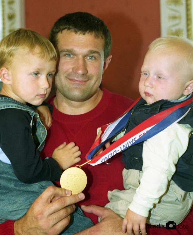 Alfredo Pliadžio nuotr./Auksą Atėnų olimpiadoje laimėjęs Virgilijus Alekna kartu su sūnumis Martynu (kairėje) ir Mykolu, 2004 m.