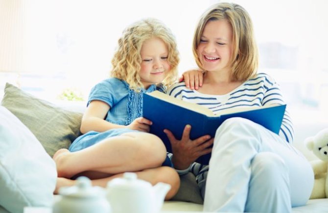 Shutterstock nuotr./Mergaitė ir mama skaito pasaką