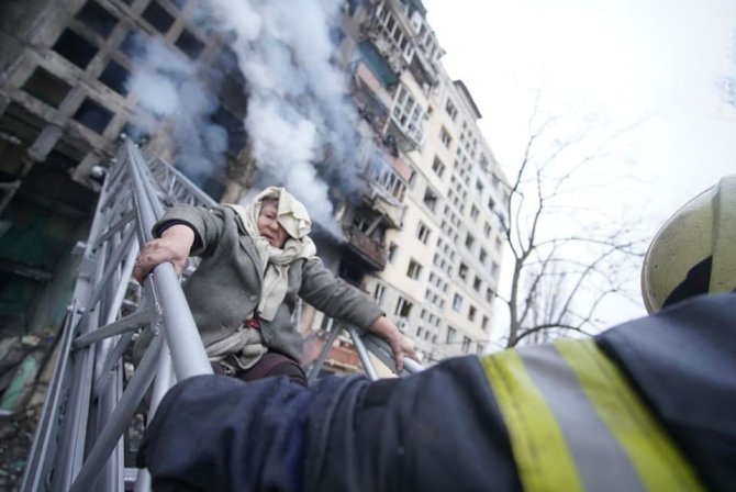  Ukrainos valstybinės ypatingų situacijų tarnybos nuotr./Kyjive apšaudytas daugiabutis